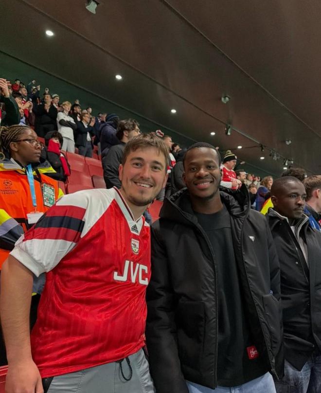 布倫特福德前鋒瓦塔拉現(xiàn)身酋長球場，見證了槍手擊敗勒沃庫森