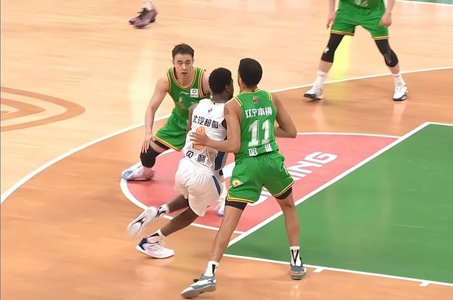 三大後衛(wèi)齊發(fā)揮，繼偉雙拳難敵四手，烏戈正式表態(tài)