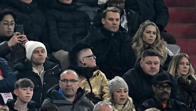 心系拜仁，諾伊爾和基米希攜家眷在安聯(lián)球場(chǎng)的看臺(tái)上觀看比賽