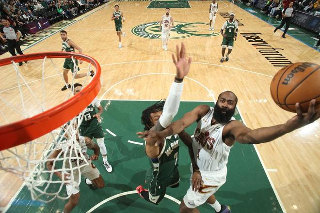 哈登轟27+5+6強勢回暖！騎士拒雄鹿逆轉(zhuǎn) 莫佈利27+15米切爾14中4