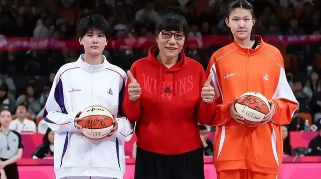 女籃又湧現(xiàn)一長人，14歲，2米15，驚艷全明星，未來或聯(lián)手張子宇