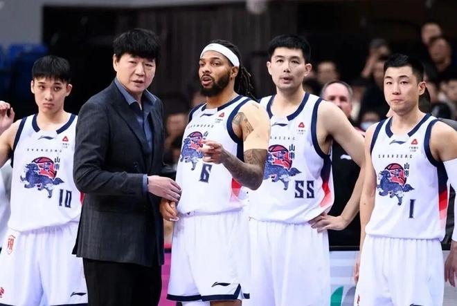 山東男籃突遭打擊，隊內(nèi)得分王手指骨裂傷缺四周，四強位置不保！