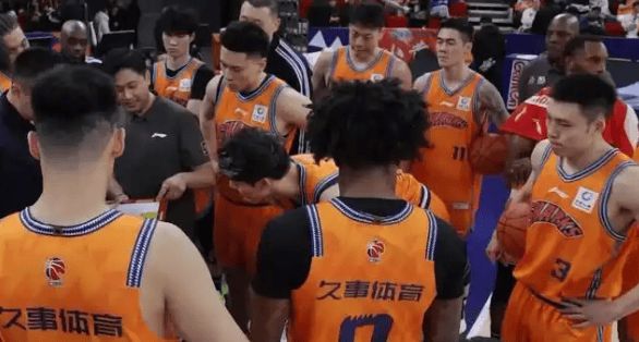 CBA一夜三重奏！上海9連勝碾壓四川，趙睿34分帶隊(duì)掀翻遼寧