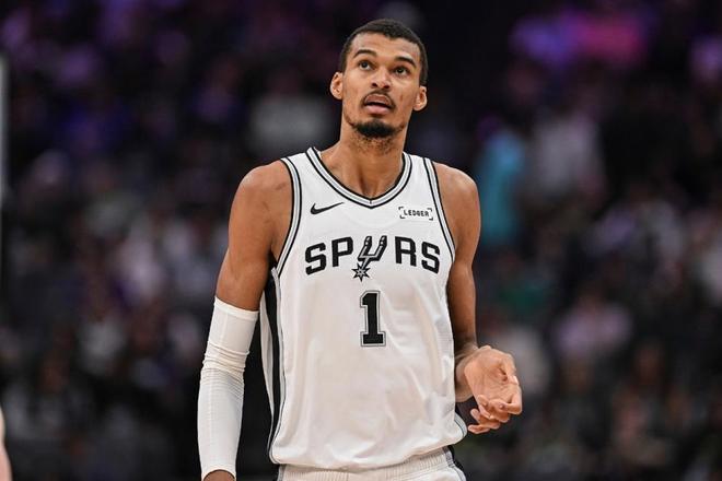 馬刺25三分創(chuàng)隊(duì)史紀(jì)錄狂勝國(guó)王 文班18+8威少助攻升歷史第五