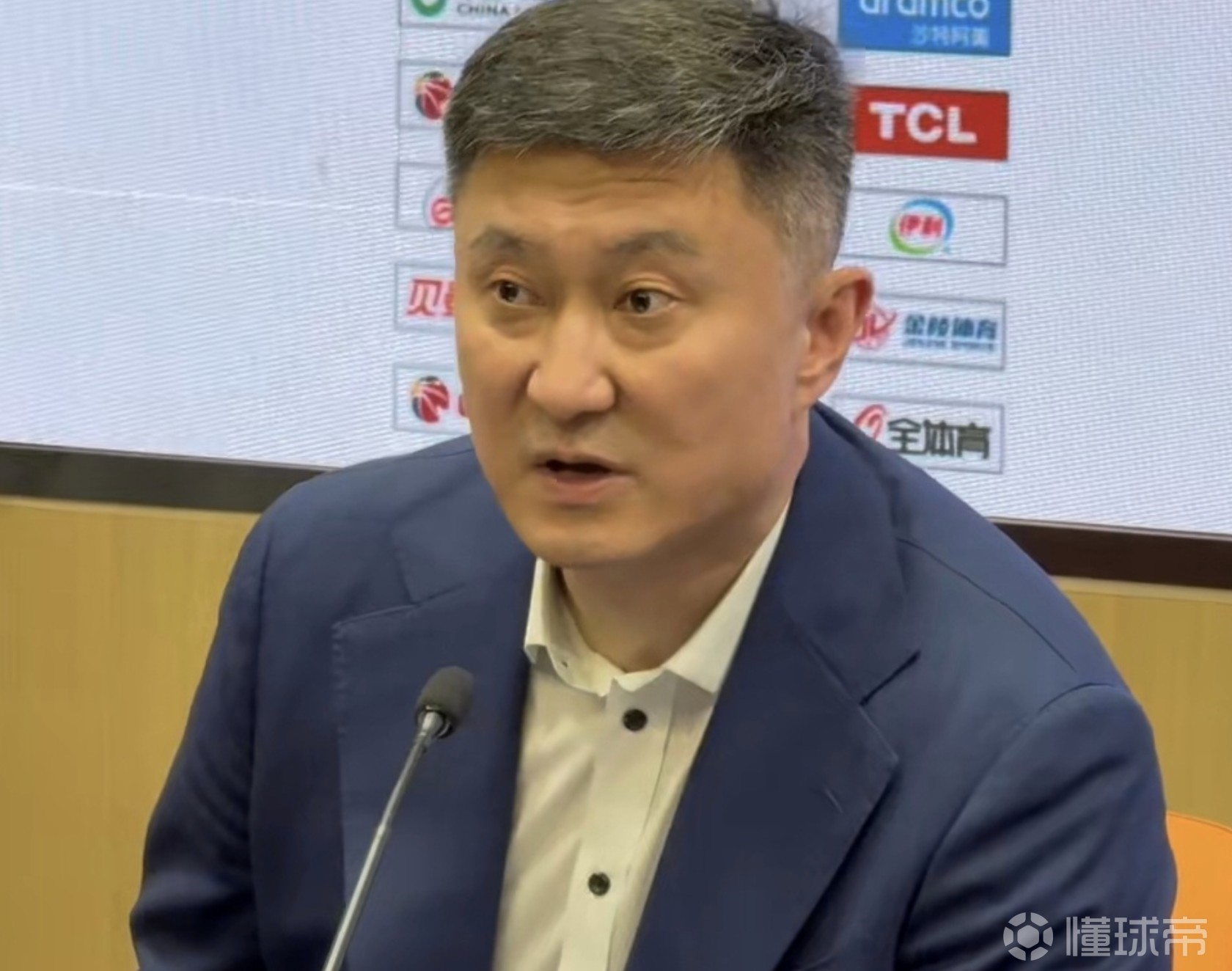 杜鋒：內(nèi)線比較弱，今晚將近輸了30個籃板；在考慮其他大外援