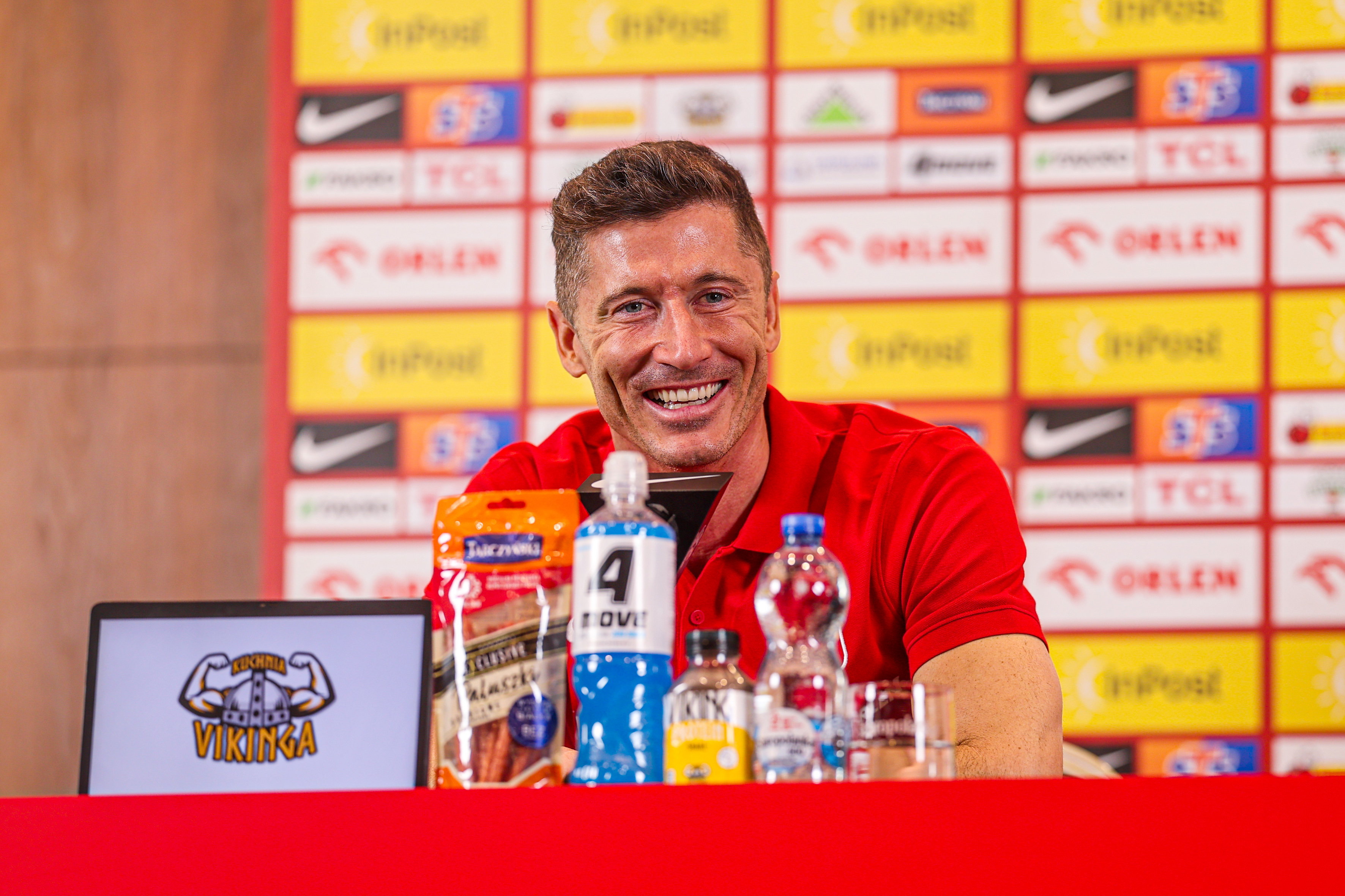 萊萬：還會佩戴面具兩周；尚未決定在巴薩和波蘭的未來