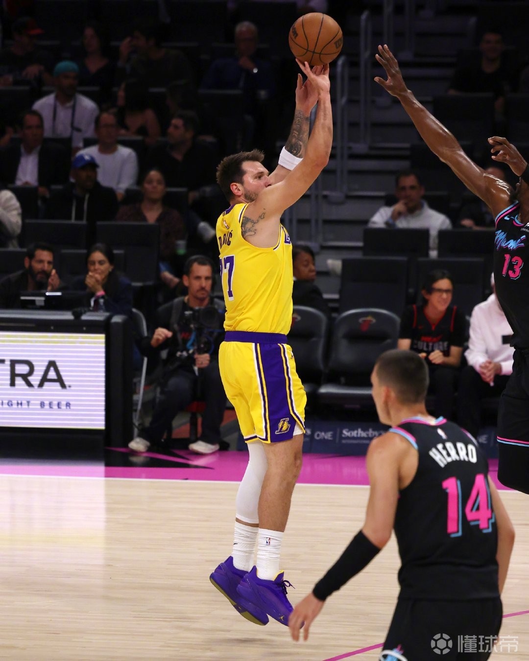 東契奇單賽季三分命中數(shù)來(lái)到229記，超拉塞爾獨(dú)享隊(duì)史第一