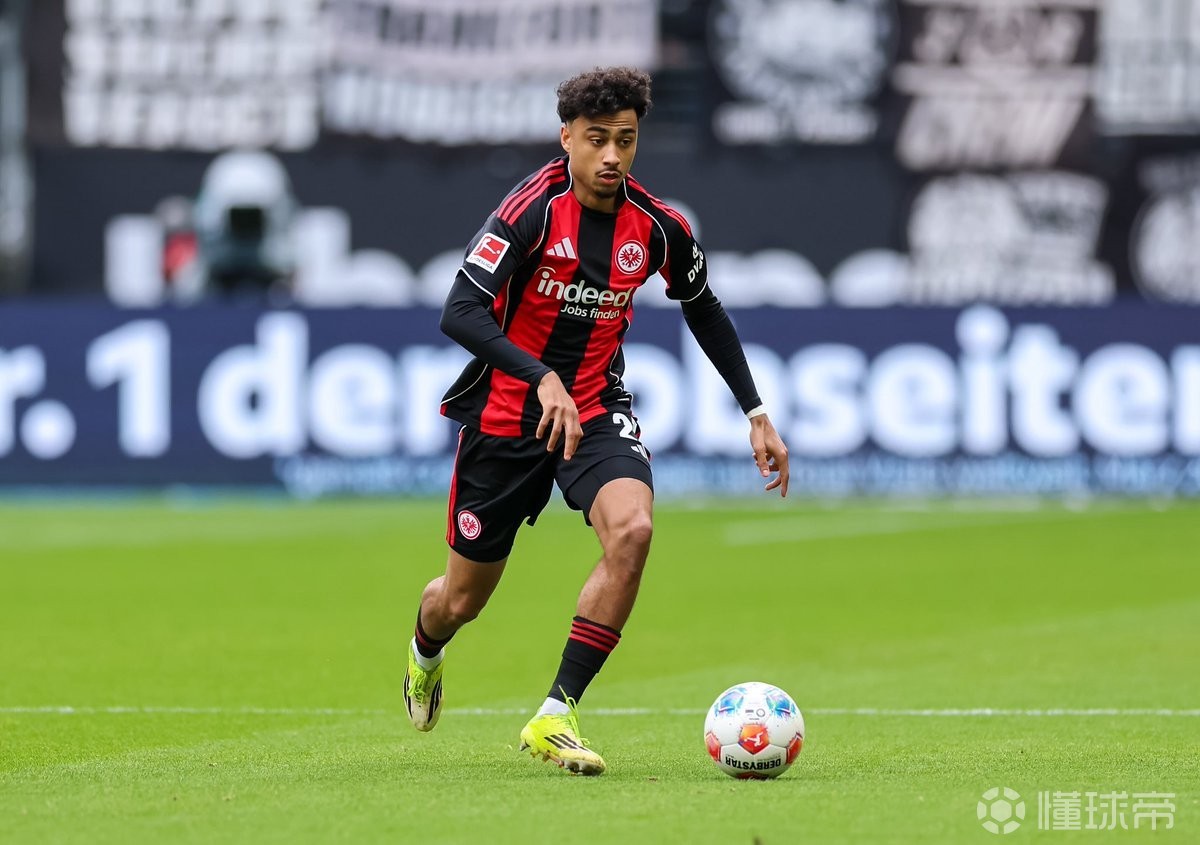 天空記者：曼聯(lián)在找左后衛(wèi)，關(guān)注納撒尼爾-布朗、劉易斯-霍爾