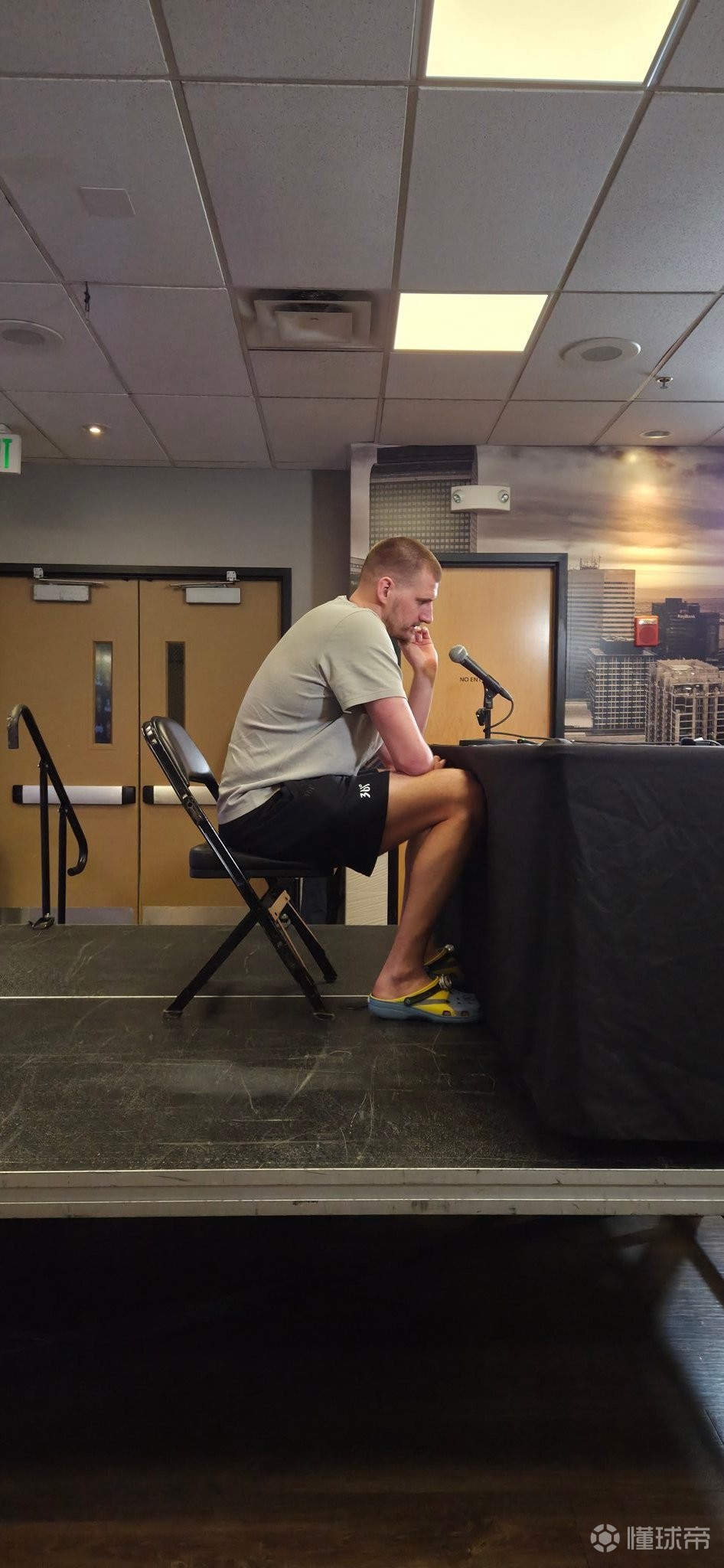 心有猛虎細(xì)嗅薔薇，約基奇賽后穿小黃人洞洞鞋出席新聞發(fā)布會