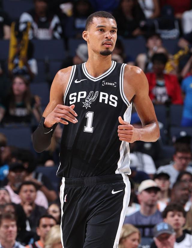 文班亞馬驚天隔扣，馬刺替補(bǔ)席驚呆了：這是外星人！