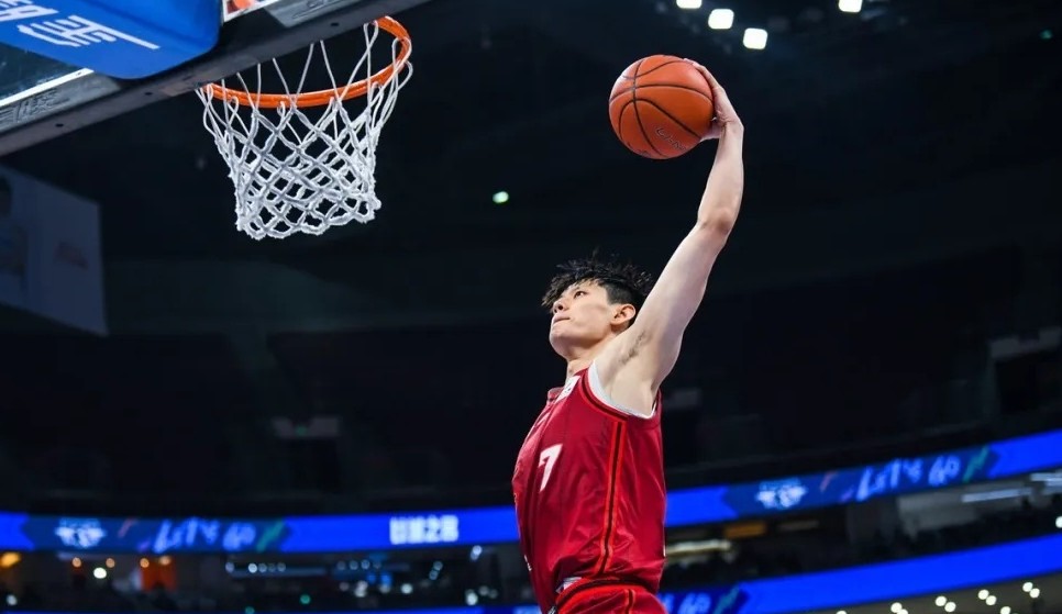 記者：曾凡博國家隊集訓時膝部積水，北京希望他痊愈后再出戰(zhàn)