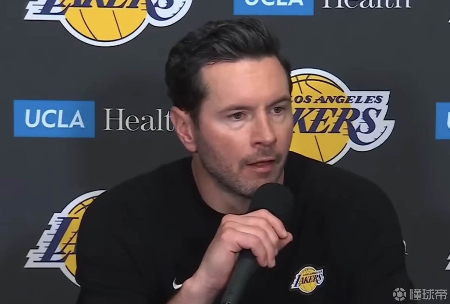 雷迪克：我與詹姆斯有過談話討論角色轉(zhuǎn)變，他執(zhí)行得非常出色