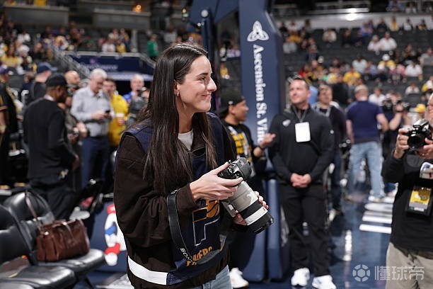 文體兩開花，凱特琳-克拉克擔(dān)任步行者vs湖人攝影記者