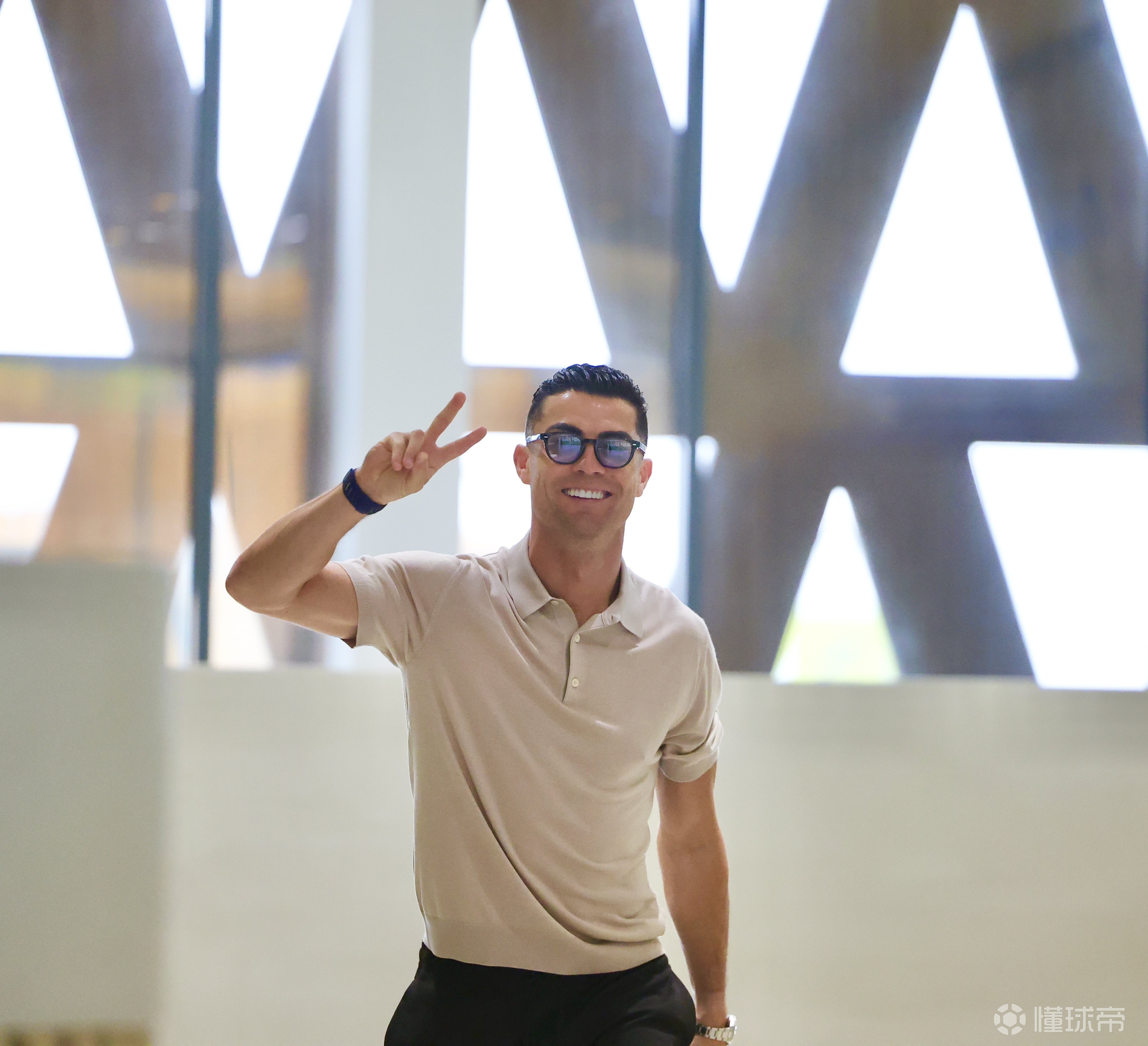 利雅得勝利社媒曬球員回歸照，C羅面對鏡頭比出“勝利”手勢