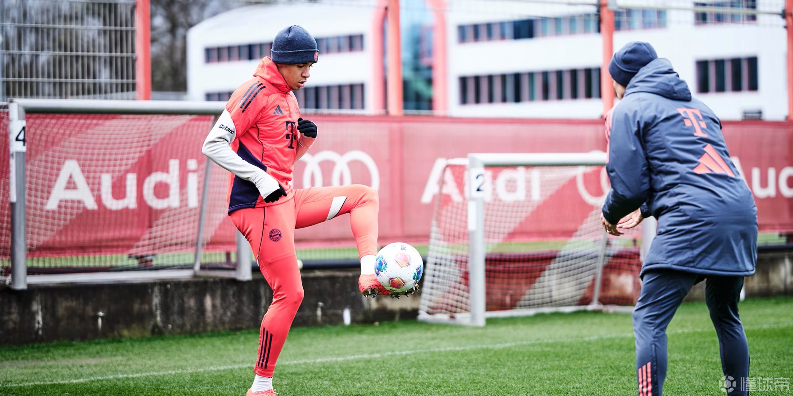 拜仁官方：穆西亞拉進(jìn)行了個(gè)人有球訓(xùn)練；此前已缺陣三場(chǎng)比賽