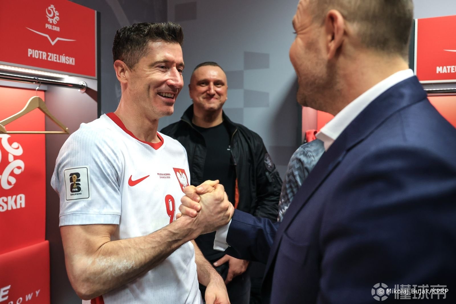 重視，波蘭總統(tǒng)觀戰(zhàn)世歐預(yù)附加賽并在賽后進(jìn)入更衣室與萊萬(wàn)等人互動(dòng)