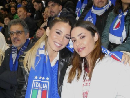 孕期中的卡里烏斯妻子現(xiàn)場(chǎng)為意大利助威，主隊(duì)進(jìn)球后躍起慶祝