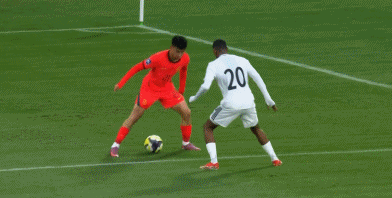 庫(kù)拉索門將手接回傳球違例 韋世豪爆射被對(duì)手封堵